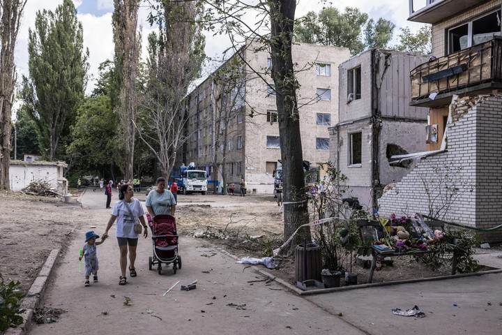 El edificio de Osintseva fue parcialmente destruido por un ataque ruso. Sus padres murieron. Foto de Oksana Parafeniuk para The New York Times.