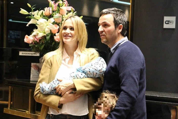 Julieta Prandi y Claudio Contardi, junto a sus dos hijos, en tiempos de pareja. Foto Movilpress