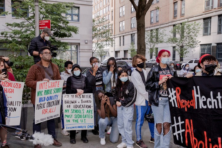Un grupo estudiantil activista en una manifestación frente a la escuela Stuyvesant en Nueva York. Foto: Natalie Keyssar/The New York Times