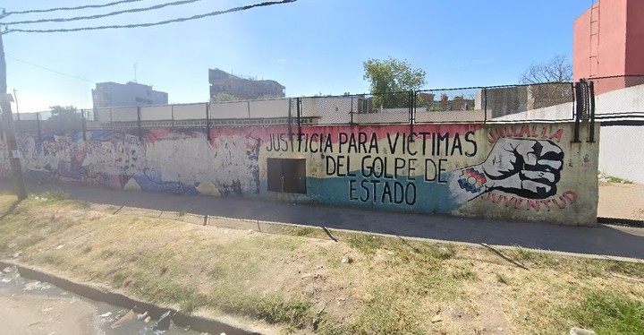 "Justicia para las victimas del Golpe de Estado", una de las pintadas del barrio donde Milei se sacó la primera foto de campaña.