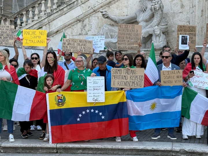Movilización en Roma contra las últimas restricciones para sacar la ciudadanía italiana.