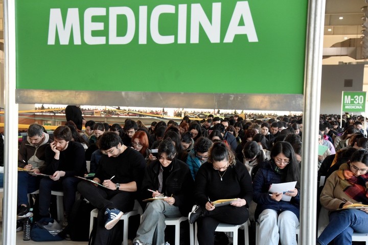 Los aspirantes a la residencia de Medicina rindieron el examen en Parque Roca el 24 de julio pasado.