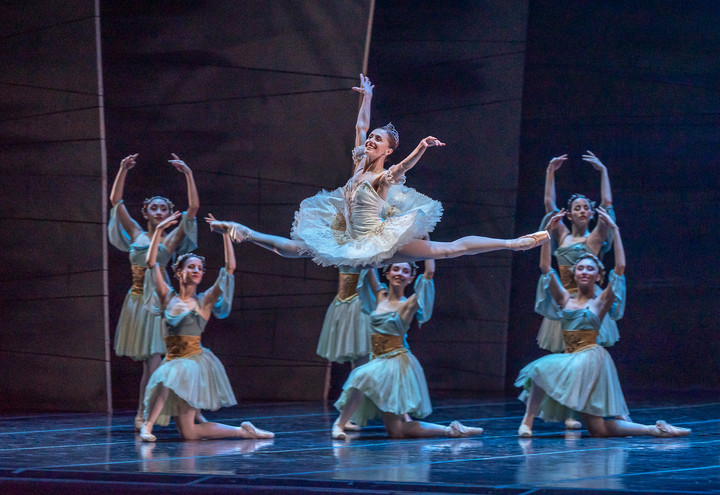Marianela Núñez, suspendida en el aire, en la hermosa función de "Don Quijote" que protagonizó en el Colón. Foto: Carlos Villamayor