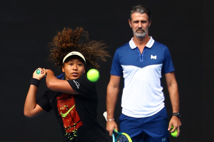 Naomi Osaka y Patrick Mouratoglou. Foto: REUTERS/Edgar Su