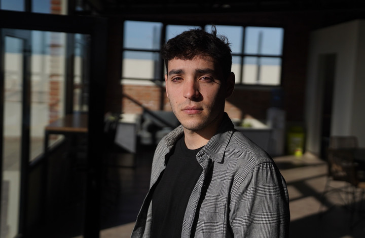 Tomás Ghisoni, el joven que decidió hacer público que la denuncia de abuso contra su padre era falsa. Foto: Guillermo Rodríguez Adami 