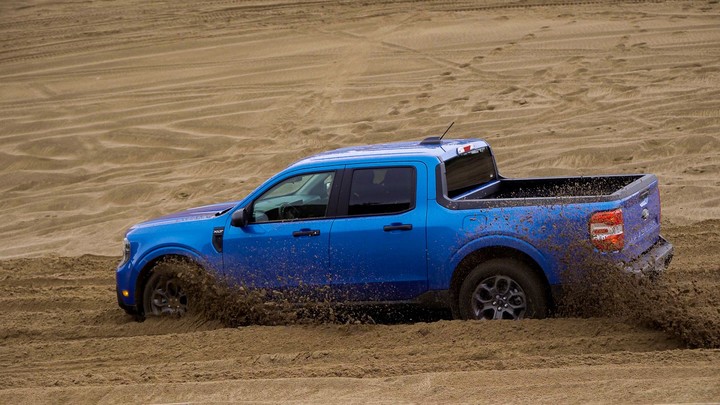 La nueva Ford Maverick, en acción en los médanos de La Frontera.