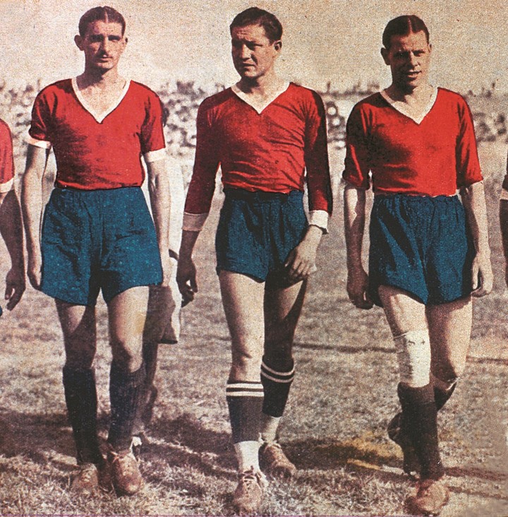 Vicente de la Mata, Arsenio Erico y Antonio Sastre, bicampeones con Independiente en 1938 y 1939. Un trío ofensivo inolvidable.