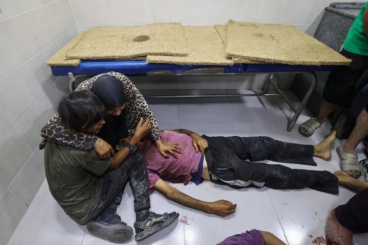 Los familiares lloraban la muerte de un ser querido que fue asesinado el martes cerca de un punto de distribución de ayuda humanitaria establecido por la Fundación Humanitaria de Gaza. Foto Eyad Baba/Agence France-Presse